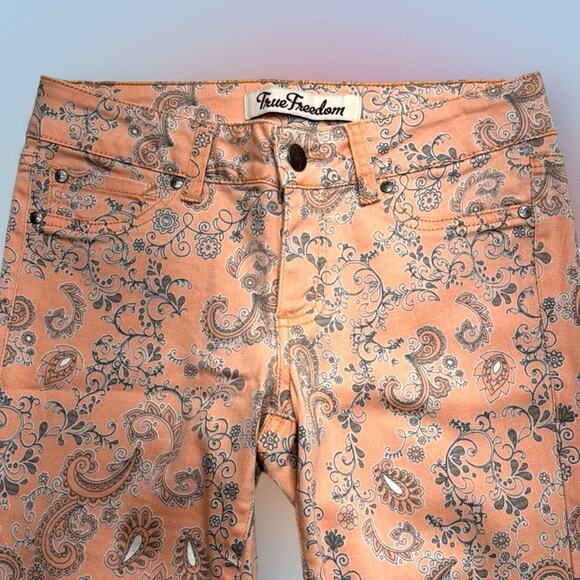 TRUE FREEDOM Women’s 5 (Juniors) Peach Paisley Skinny Jeans - Picture 1 of 3